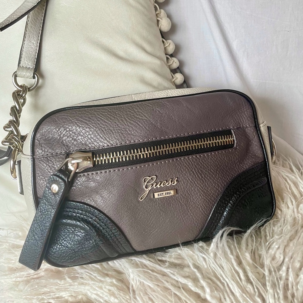 🛍Host Pick!🛍 Guess Handbag in Taupe, White, and Black